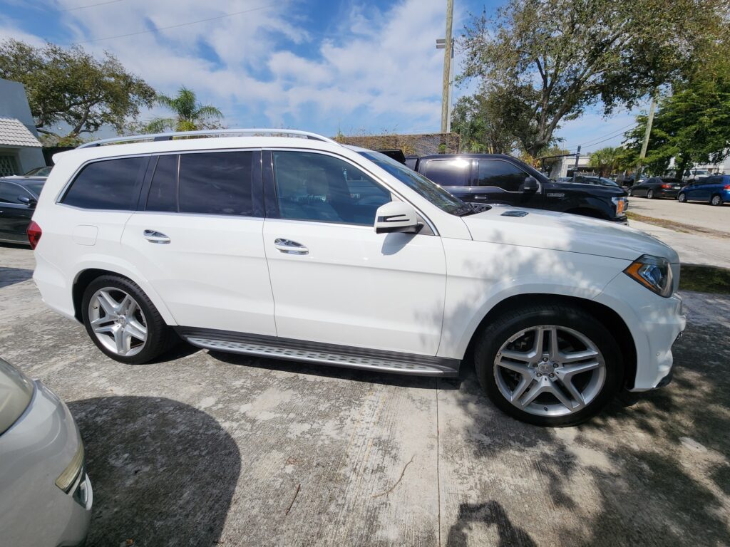 2016 Mercedes-Benz GL550 full-size luxury SUV with AMG wheels photographed in Coral Gables for total loss appraisal
